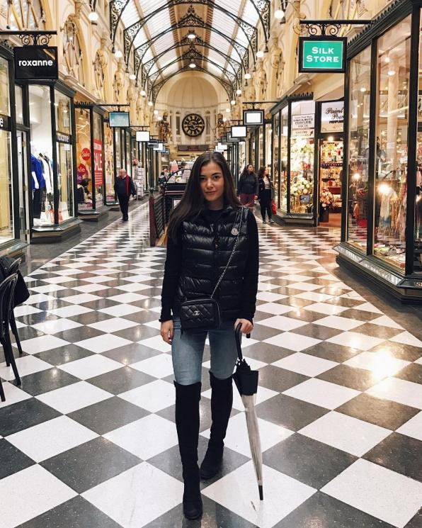 Phong cách đời thường trẻ trung, thanh lịch của nàng dâu Hoàng gia Brunei.