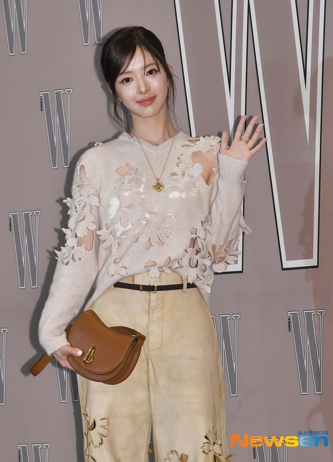 Trong khi Roh Yoon Seo trưởng thành trong tông đen, Roh Jeong Eui trẻ trung với trang phục tông be thuộc BST Xuân 2025 của thương hiệu Burberry.