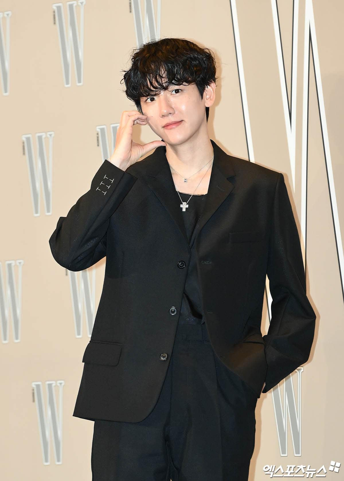 Baekhyun EXO diện âu phục đen, tạo điểm nhấn với kiểu tóc xoăn mới lạ. Người hâm mộ khen ngợi tạo hình đáng yêu như &quot;cún bông&quot; của nam idol.