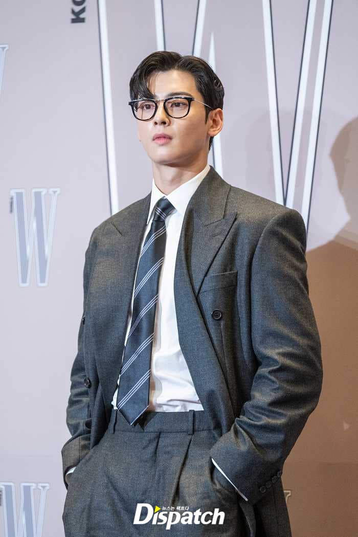 Visual &quot;không góc chết&quot; của Cha Eun Woo với gọng kính mảnh.