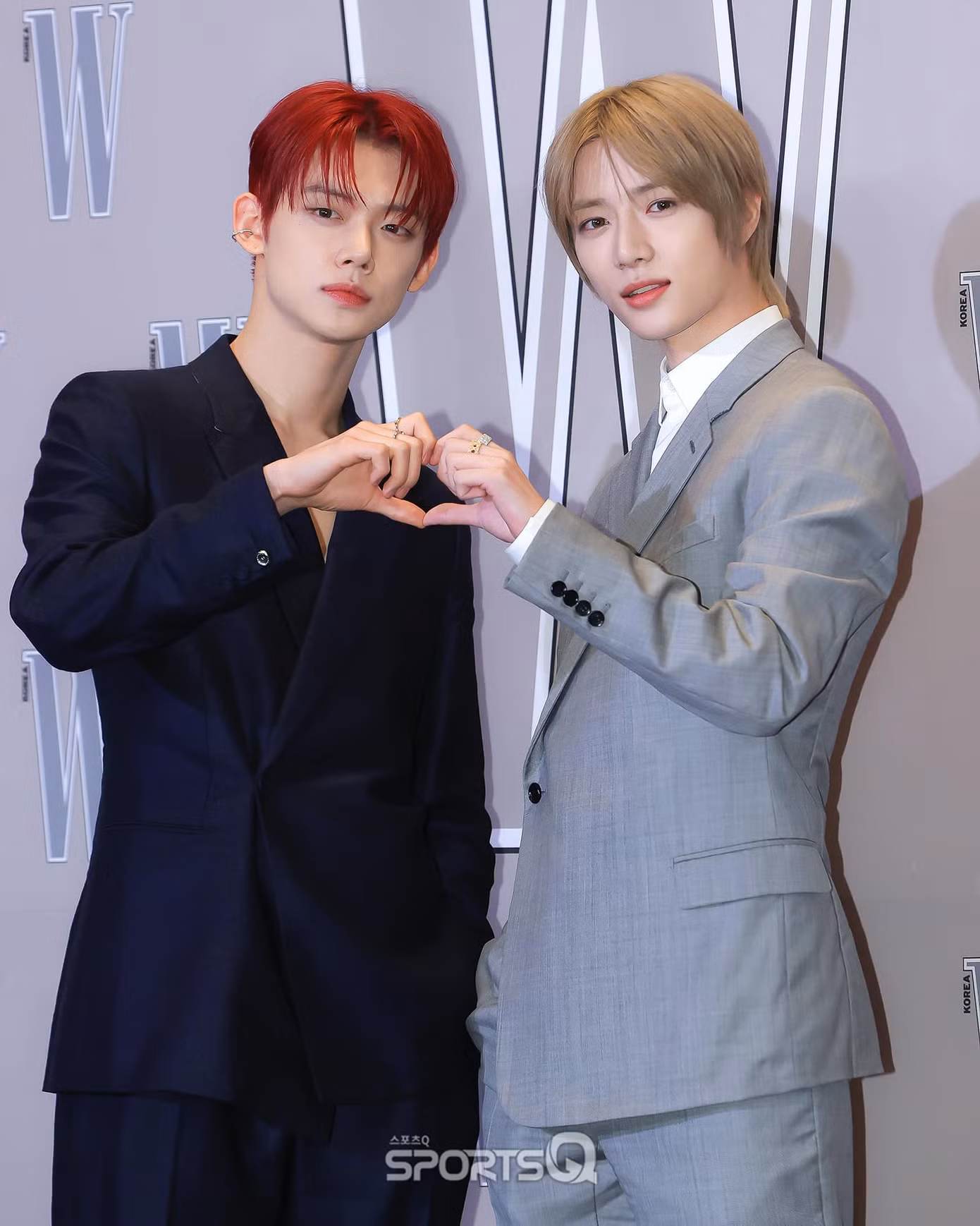 ZB1, TXT, The Boyz, ENHYPEN diện âu phục tông màu trung tính tại thảm đỏ sự kiện.