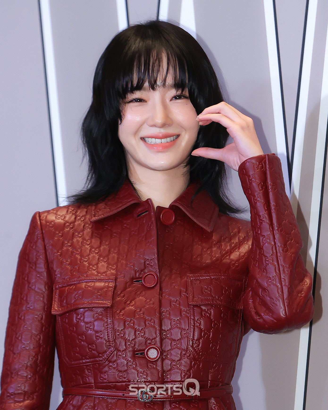 Nữ chính Celebrity mặc đầm thuộc Look 24 trong BST Thu Đông mới nhất.