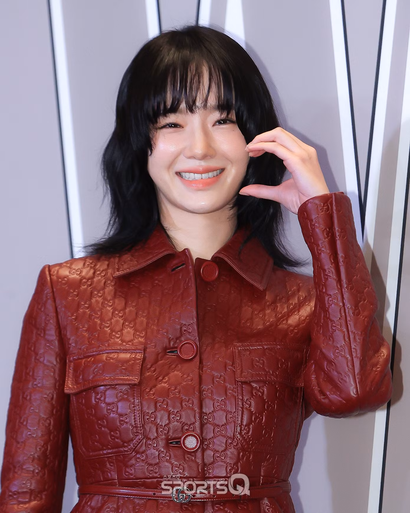 Nữ chính Celebrity mặc đầm thuộc Look 24 trong BST Thu Đông mới nhất.