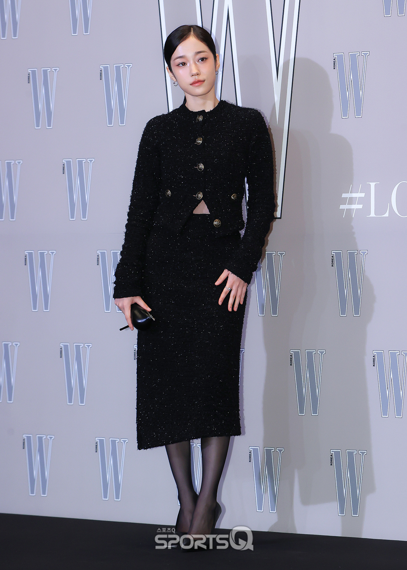 Trong khi Roh Yoon Seo trưởng thành trong tông đen, Roh Jeong Eui trẻ trung với trang phục tông be thuộc BST Xuân 2025 của thương hiệu Burberry.