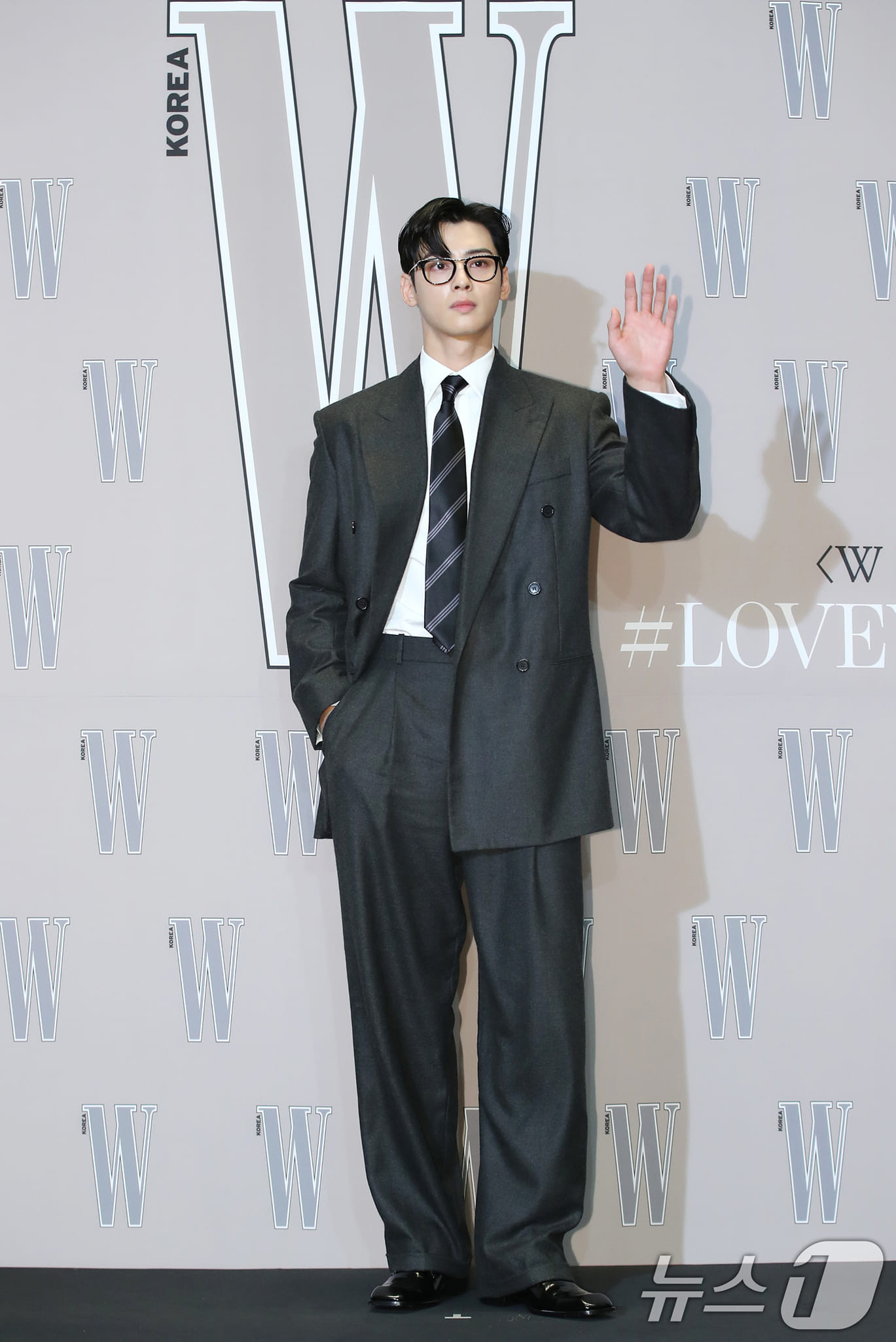 Visual &quot;không góc chết&quot; của Cha Eun Woo với gọng kính mảnh.