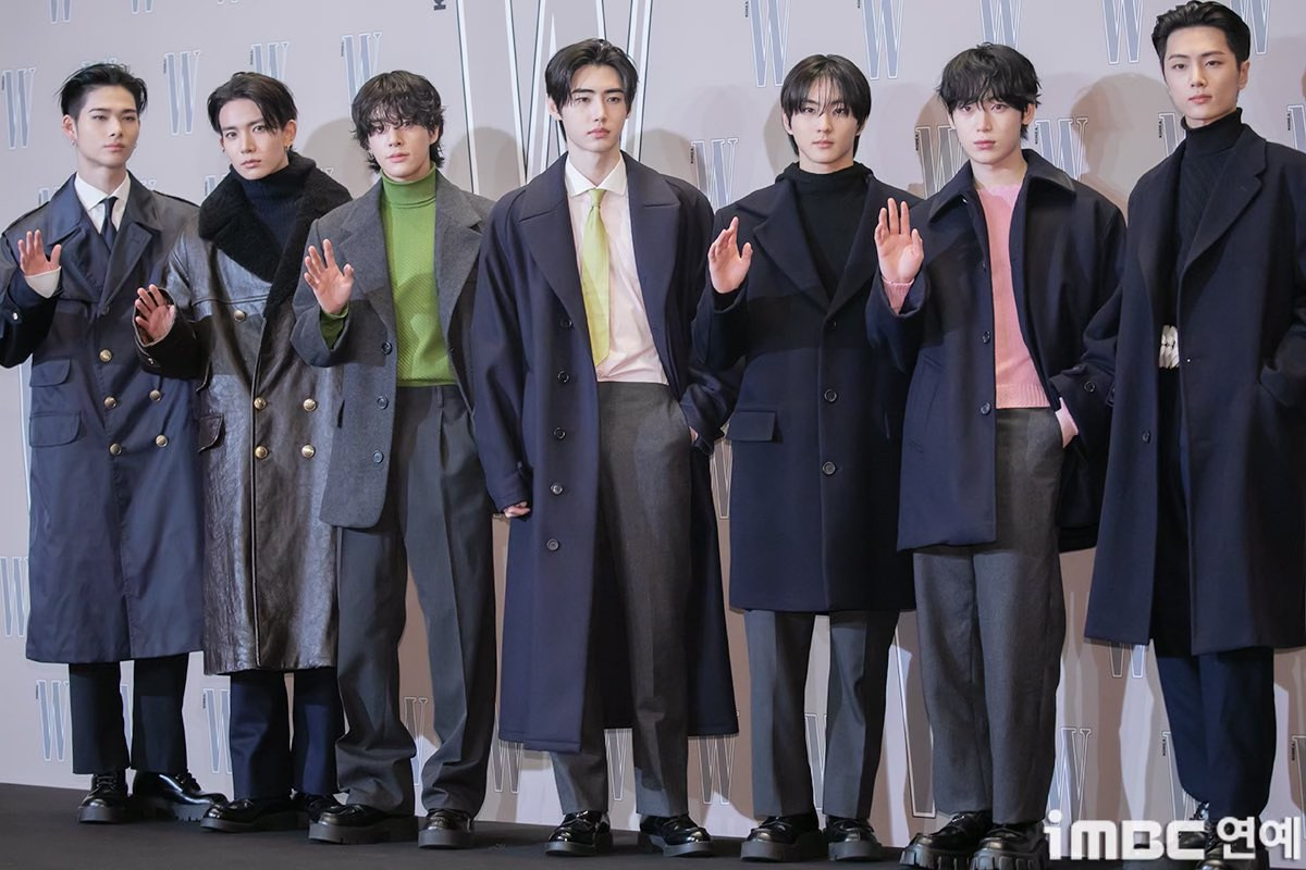 ZB1, TXT, The Boyz, ENHYPEN diện âu phục tông màu trung tính tại thảm đỏ sự kiện.