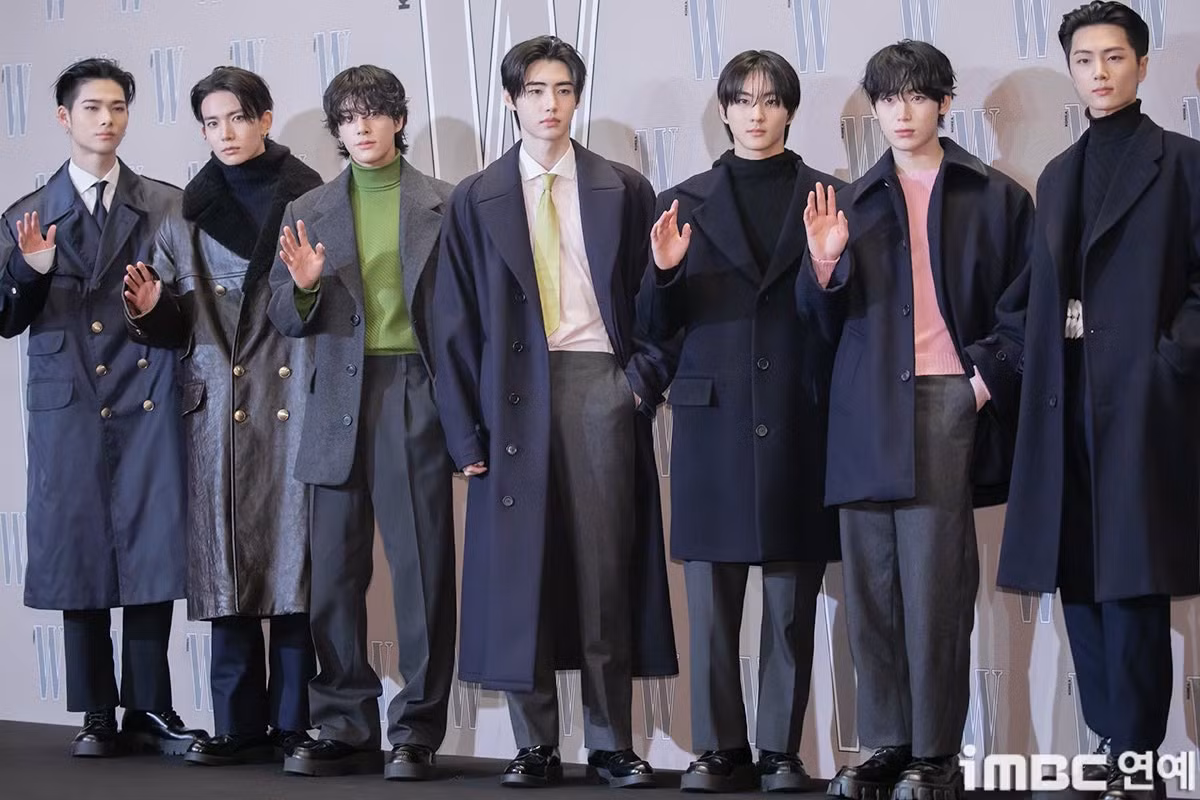 ZB1, TXT, The Boyz, ENHYPEN diện âu phục tông màu trung tính tại thảm đỏ sự kiện.