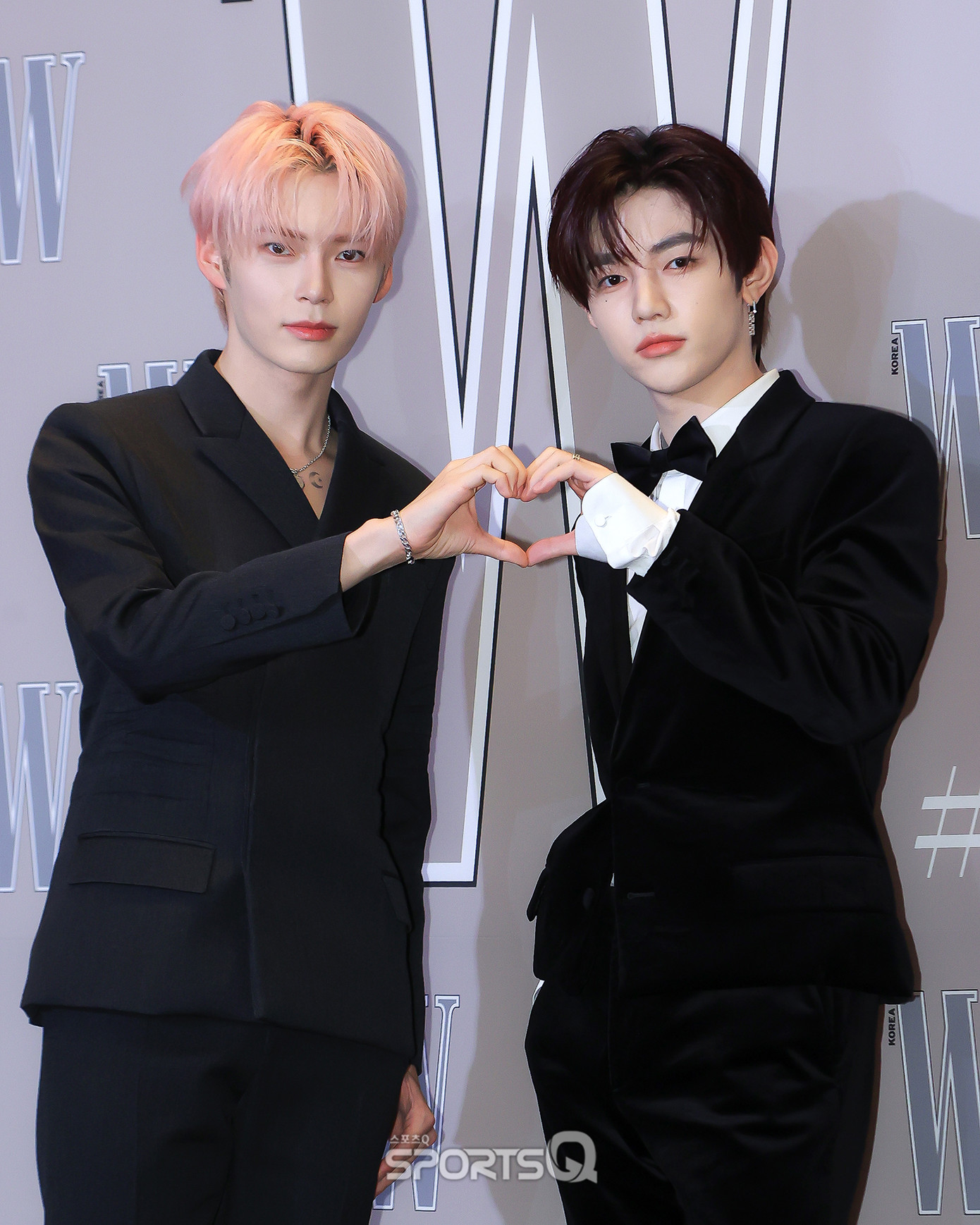 ZB1, TXT, The Boyz, ENHYPEN diện âu phục tông màu trung tính tại thảm đỏ sự kiện.