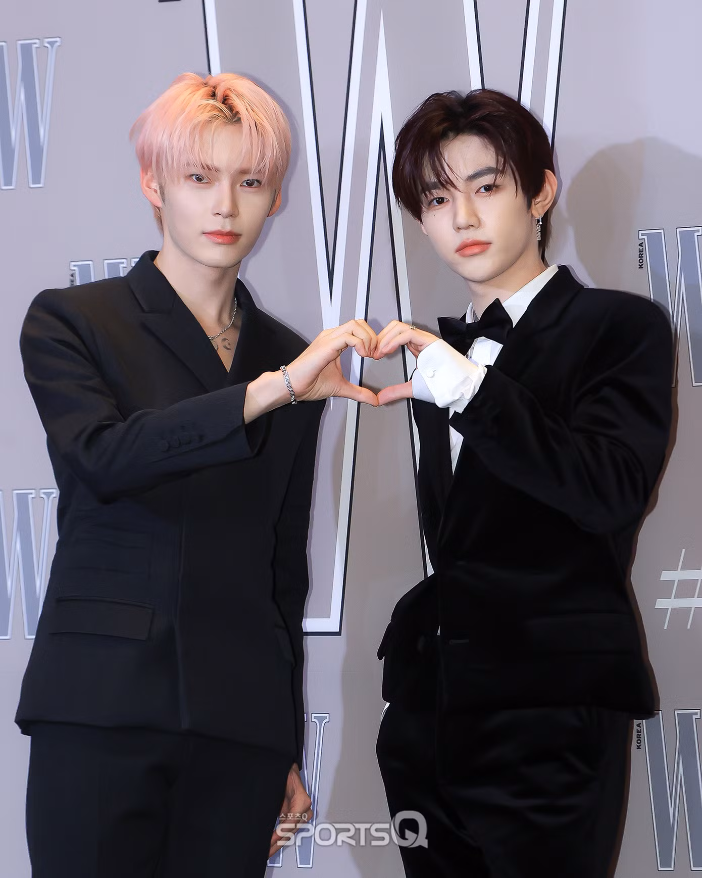 ZB1, TXT, The Boyz, ENHYPEN diện âu phục tông màu trung tính tại thảm đỏ sự kiện.