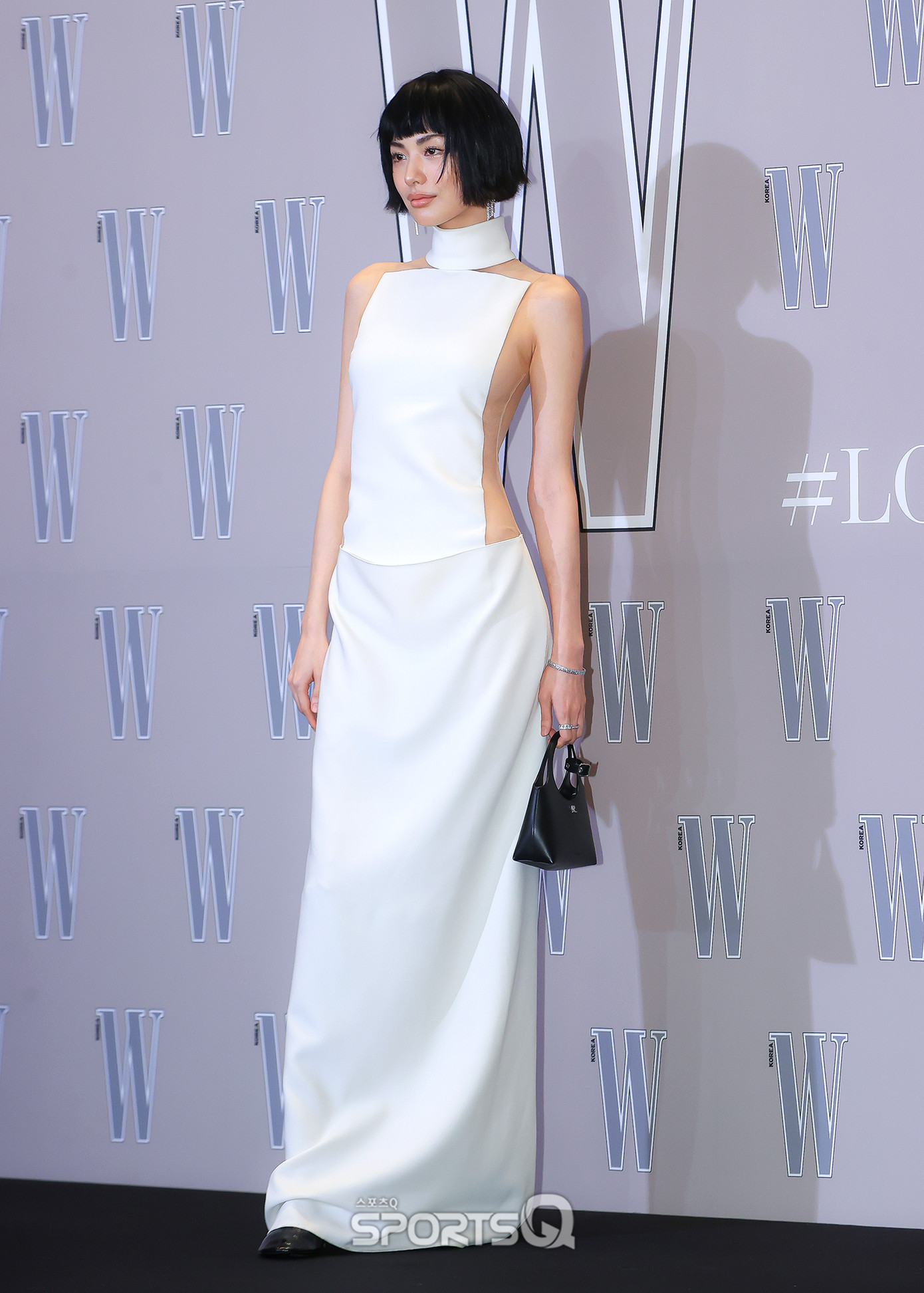 Nana duy trì phong độ thời trang cá tính trên thảm đỏ Love Your W.