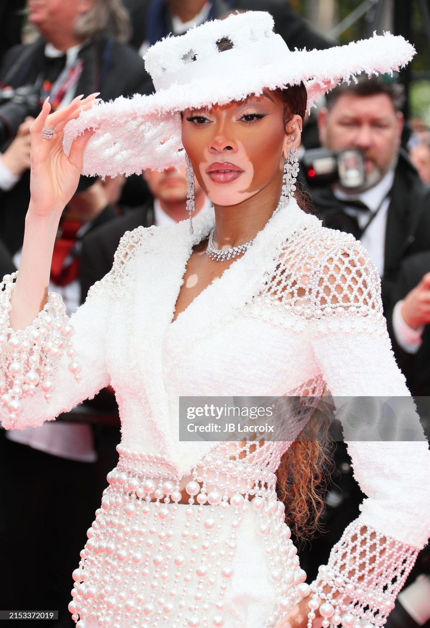 Siêu mẫu bạch biến Winnie Harlow nổi bật trên thảm đỏ Cannes ngày thứ 7 trong thiết kế Couture Thu Đông 2023 đến từ thương hiệu Tamara Ralph.