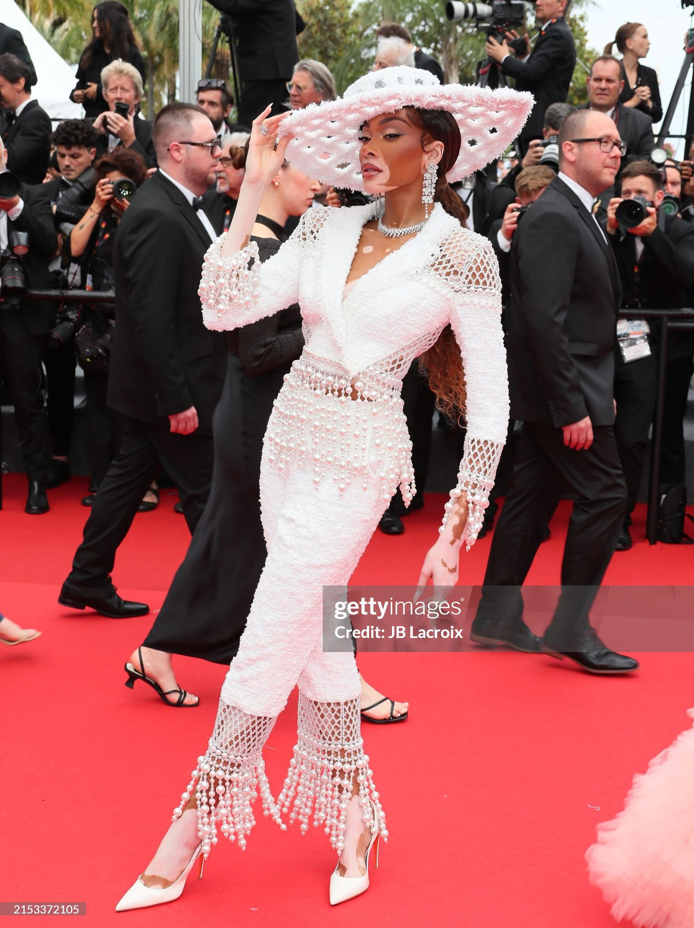 Siêu mẫu bạch biến Winnie Harlow nổi bật trên thảm đỏ Cannes ngày thứ 7 trong thiết kế Couture Thu Đông 2023 đến từ thương hiệu Tamara Ralph.