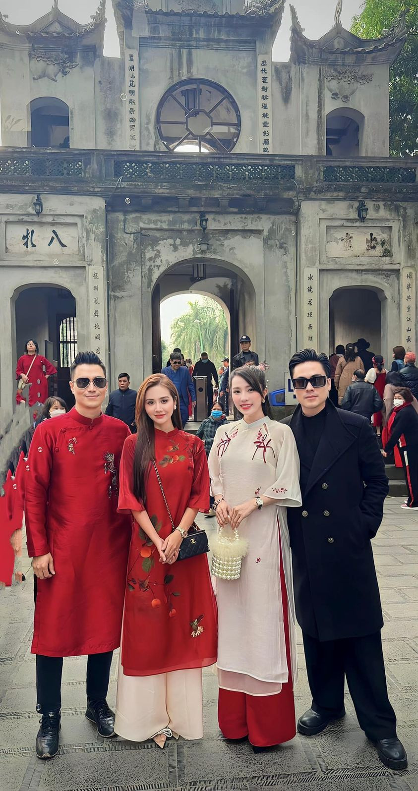 Dàn trai xinh gái đẹp "vũ trụ phim VTV" gồm Việt Anh, Huyền Lizzie, Quỳnh Nga, Thái Dũng mix&amp;match trang phục tông màu đỏ - trắng - đen đi chùa đầu Xuân.