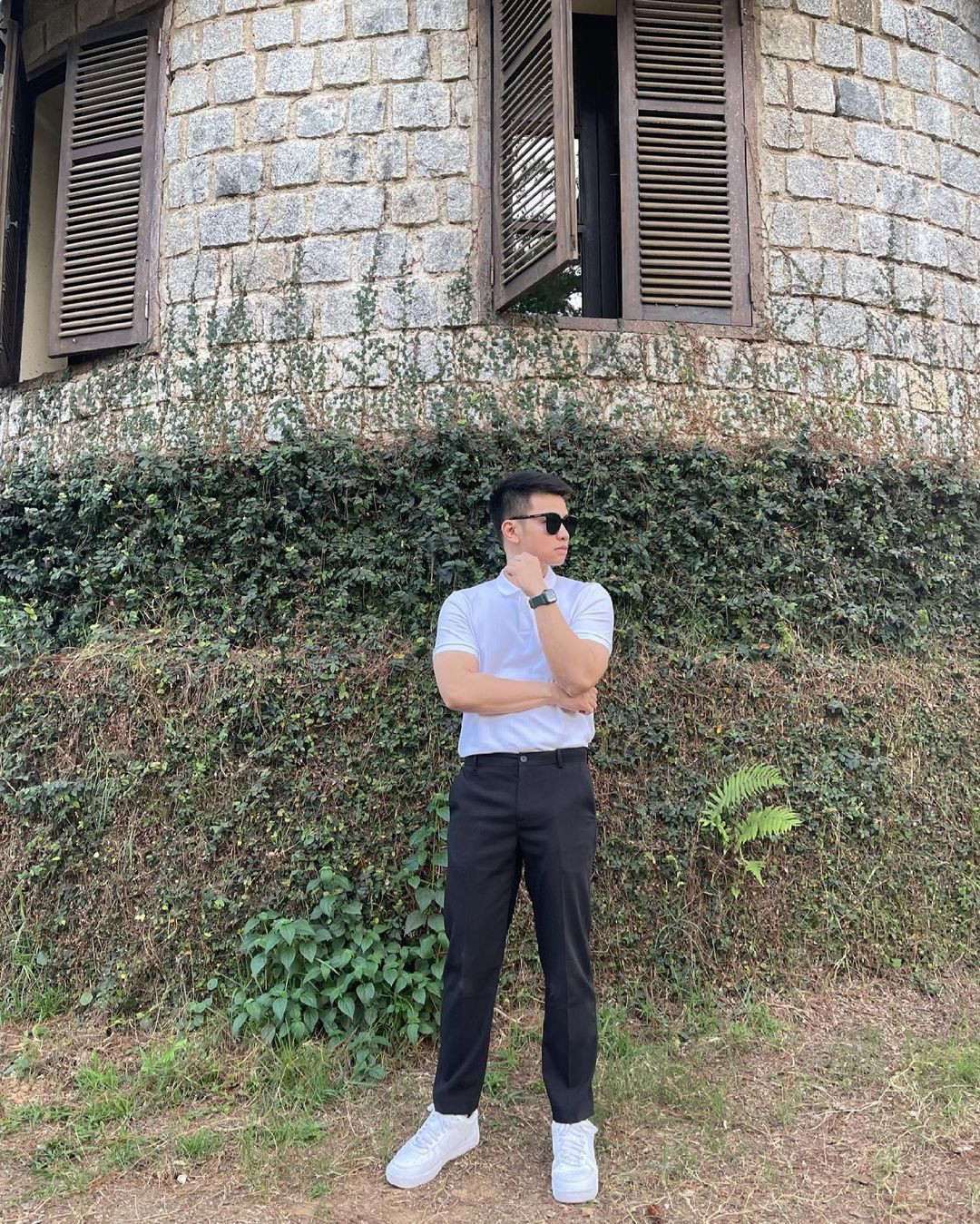 Sở trường của "chủ tịch" là khả năng mix & match áo polo khoe thân hình săn chắc.