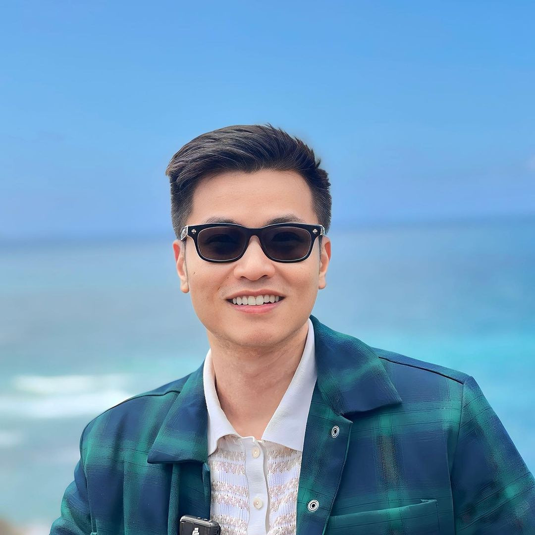 Chú Ninh ưa chuộng phong cách trang phục thường ngày tối giản. Tủ đồ của anh đa phần là các thiết kế basic với màu sắc trung tính.