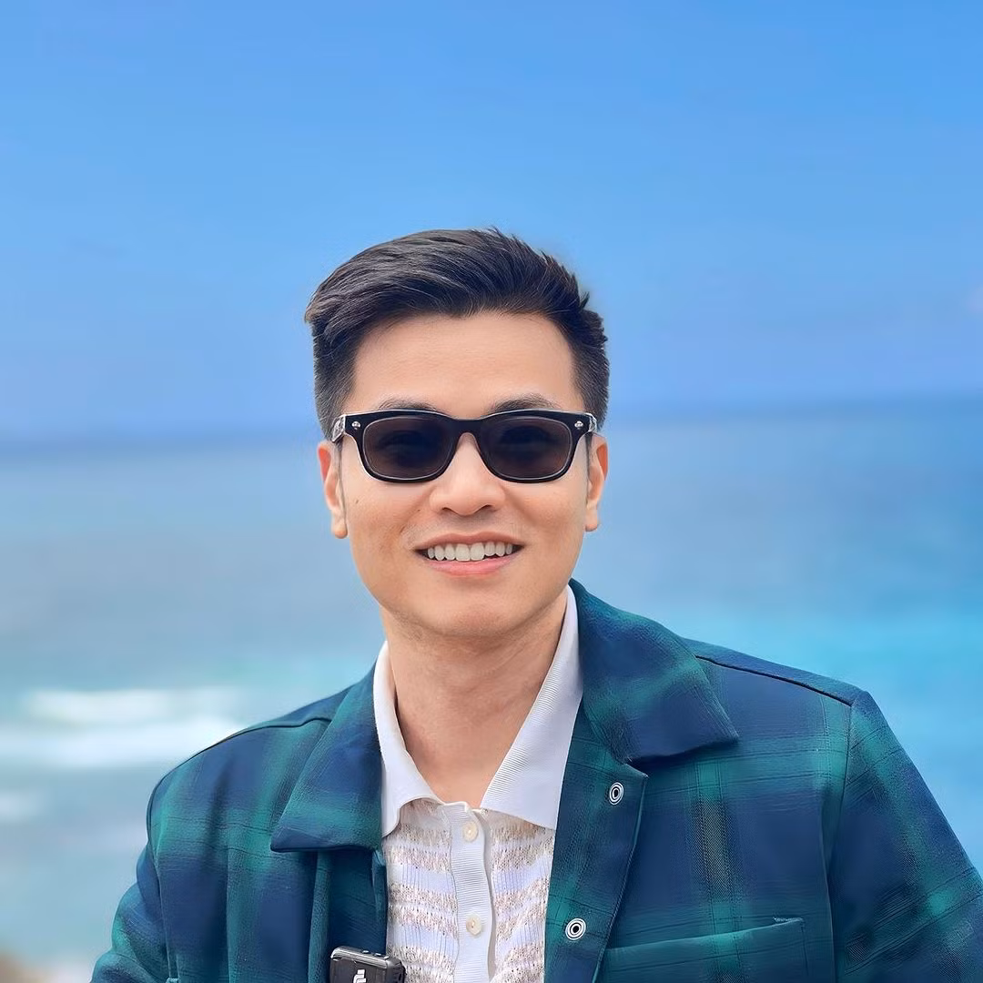 Chú Ninh ưa chuộng phong cách trang phục thường ngày tối giản. Tủ đồ của anh đa phần là các thiết kế basic với màu sắc trung tính.