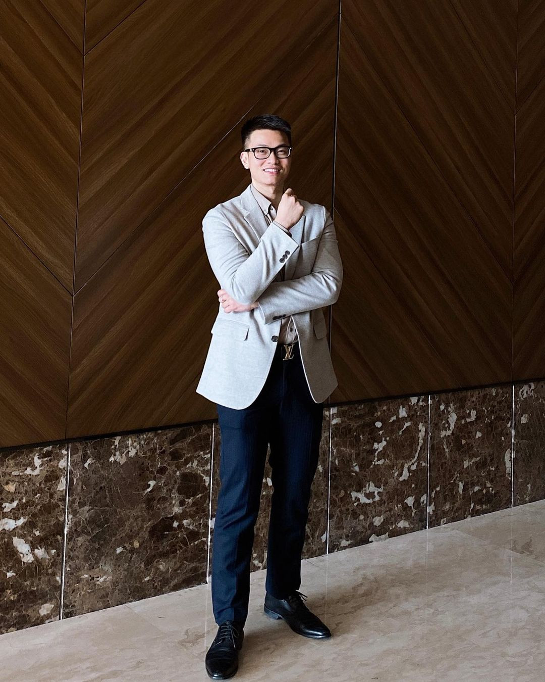 Hình ảnh nghiêm túc, đĩnh đạc của &quot;sếp&quot; Ninh Anh Bùi trong âu phục may đo.