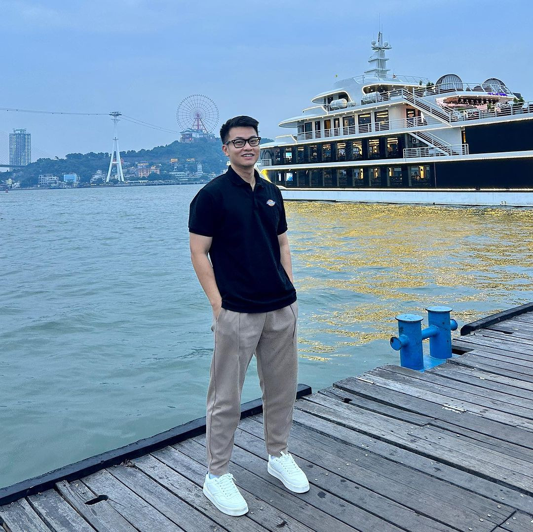 Sở trường của "chủ tịch" là khả năng mix & match áo polo khoe thân hình săn chắc.