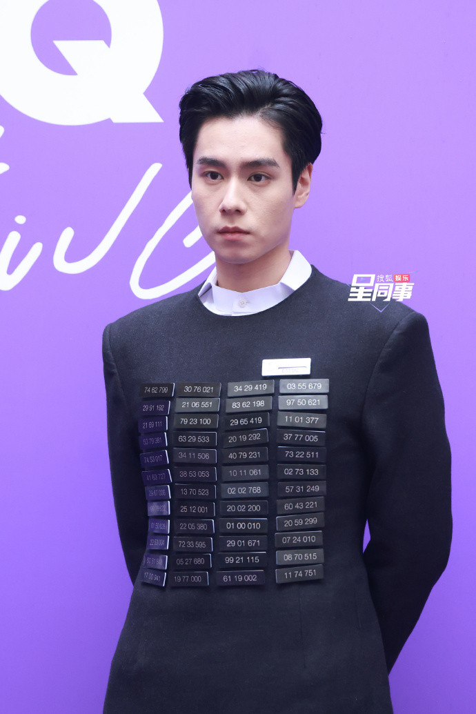 Hồ Nhất Thiên diện thiết kế áo gắn loạt nhãn dán độc lạ.