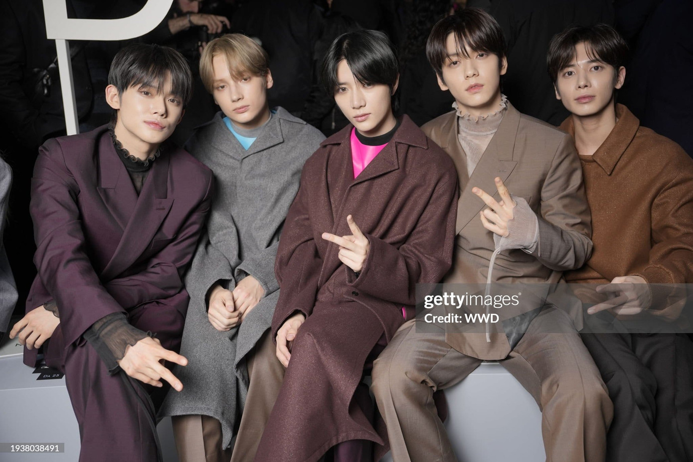 Nhóm nhạc đại sứ TXT xuất hiện tại show diễn với các set trang phục đồng màu đến từ BST mới của NTK Kim Jones.