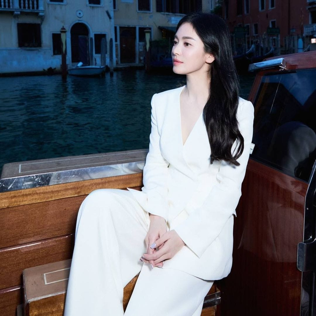 Sắc vóc trẻ trung ở tuổi ngoài 40 của mỹ nhân xứ Hàn trong các thiết kế tông màu nhã nhặn.