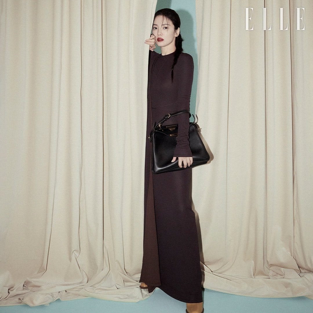 Sắc vóc trẻ trung ở tuổi ngoài 40 của mỹ nhân xứ Hàn trong các thiết kế tông màu nhã nhặn.