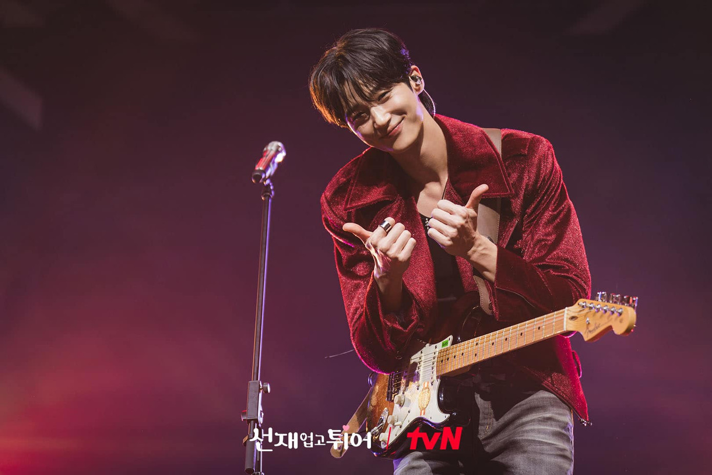 Khí chất ngôi sao ngút ngàn của Byeon Woo Seok ở tập đầu trong cảnh biểu diễn cũng gieo thương nhớ không kém. Khí chất ngôi sao ngút ngàn của Byeon Woo Seok ở tập đầu trong cảnh biểu diễn cũng gieo thương nhớ không kém.