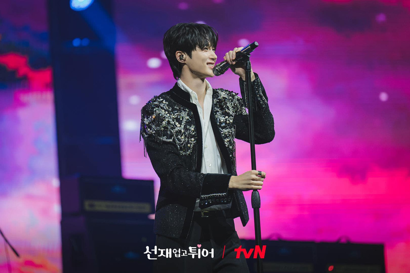 Khí chất ngôi sao ngút ngàn của Byeon Woo Seok ở tập đầu trong cảnh biểu diễn cũng gieo thương nhớ không kém. Khí chất ngôi sao ngút ngàn của Byeon Woo Seok ở tập đầu trong cảnh biểu diễn cũng gieo thương nhớ không kém.