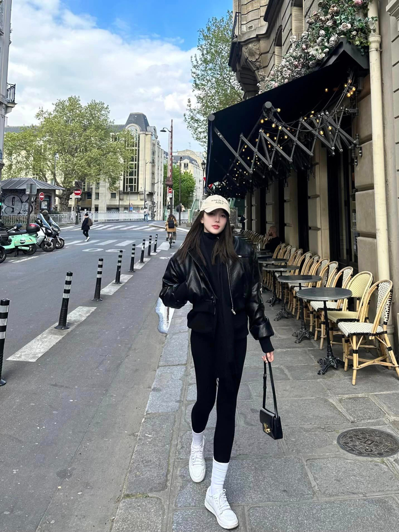 Mới đây, nữ ca sĩ có chuyến du lịch Pháp, được cho là sang thăm bạn trai.