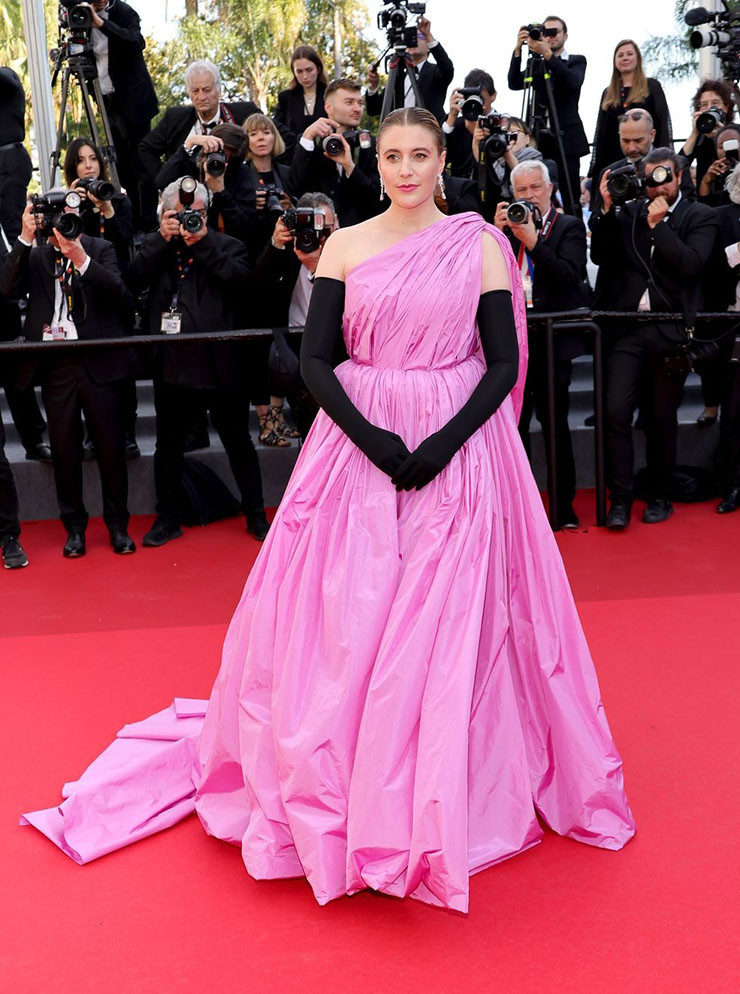 Chủ tịch ban giám khảo LHP Cannes 2024 Greta Gerwig diện thiết kế lệch vai tông hồng đến từ thương hiệu Balenciaga.