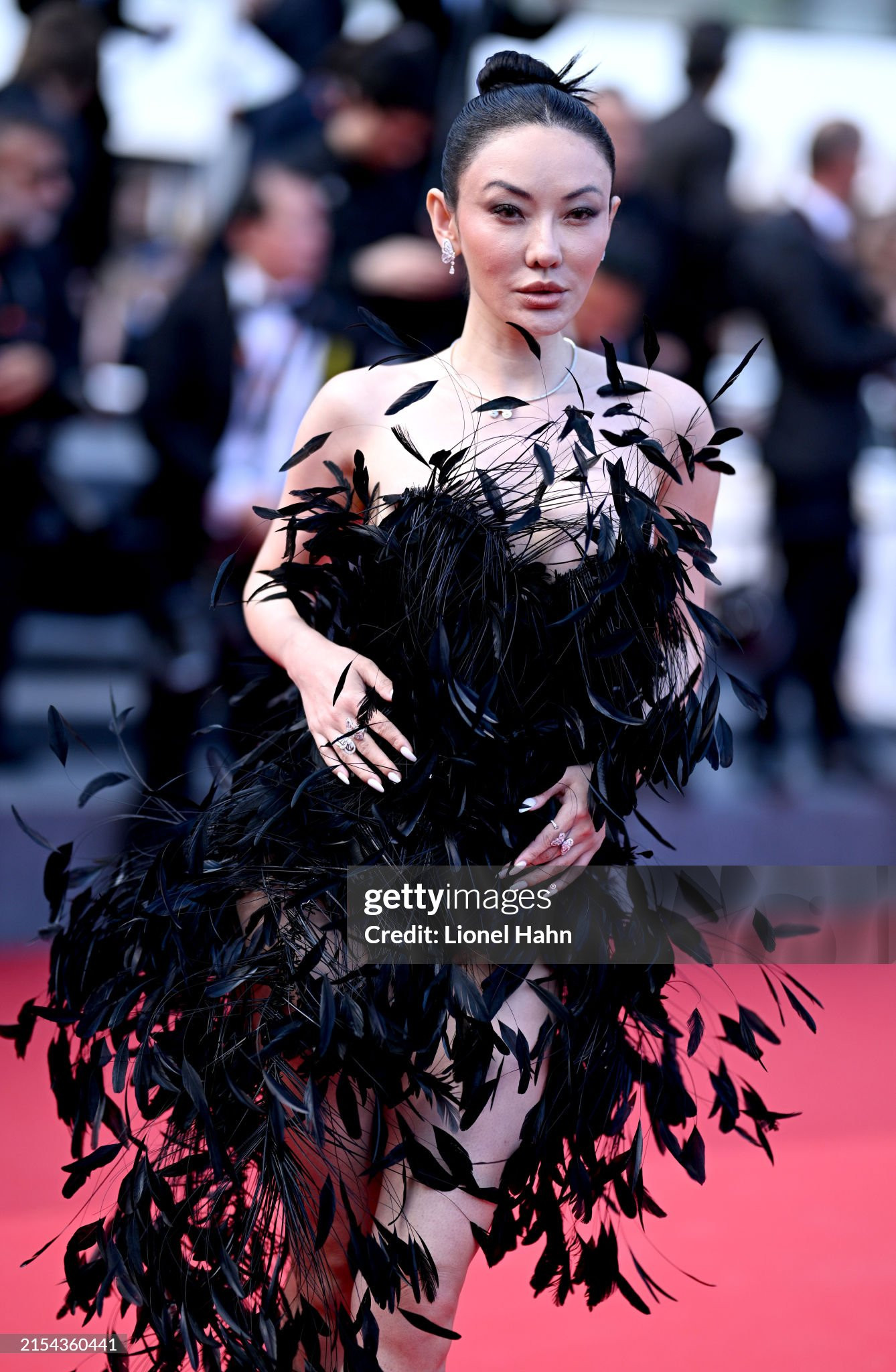 Jessica Wang duy trì phong độ cho tới tận những ngày cuối cùng của LHP Cannes 2024. Fashionista gốc Á diện mẫu đầm cúp ngực lông vũ màu đen trên thảm đỏ ngày 10 của sự kiện.