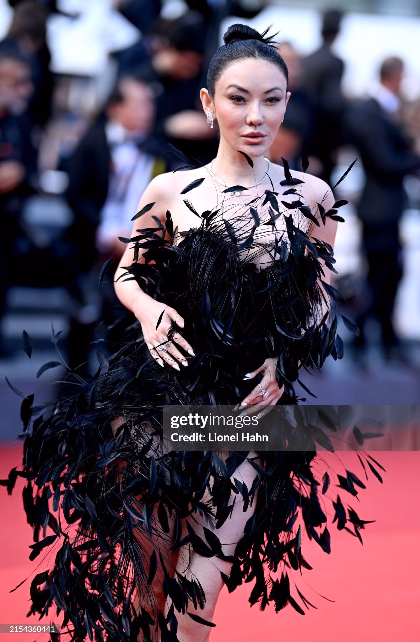 Jessica Wang duy trì phong độ cho tới tận những ngày cuối cùng của LHP Cannes 2024. Fashionista gốc Á diện mẫu đầm cúp ngực lông vũ màu đen trên thảm đỏ ngày 10 của sự kiện.