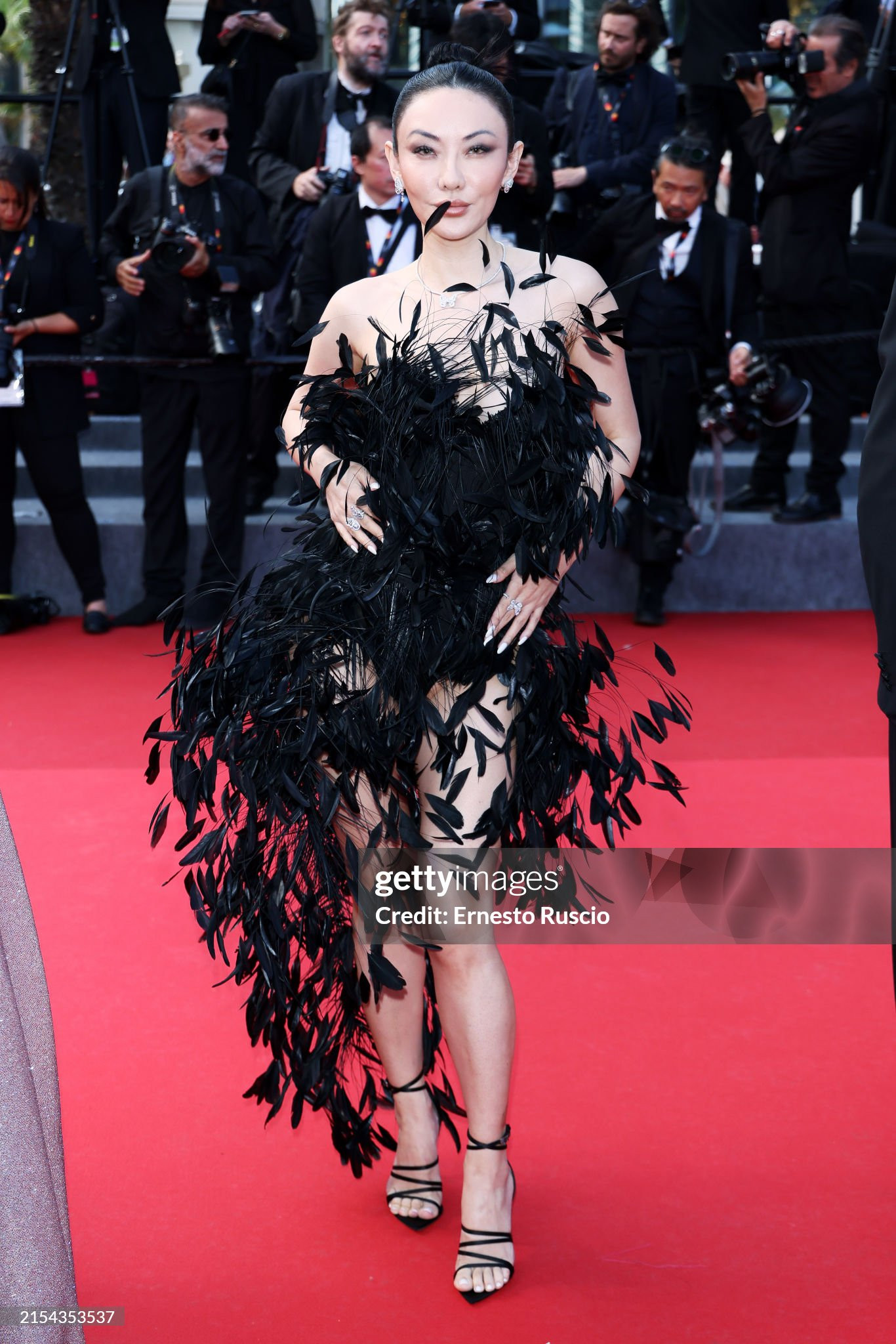 Jessica Wang duy trì phong độ cho tới tận những ngày cuối cùng của LHP Cannes 2024. Fashionista gốc Á diện mẫu đầm cúp ngực lông vũ màu đen trên thảm đỏ ngày 10 của sự kiện.