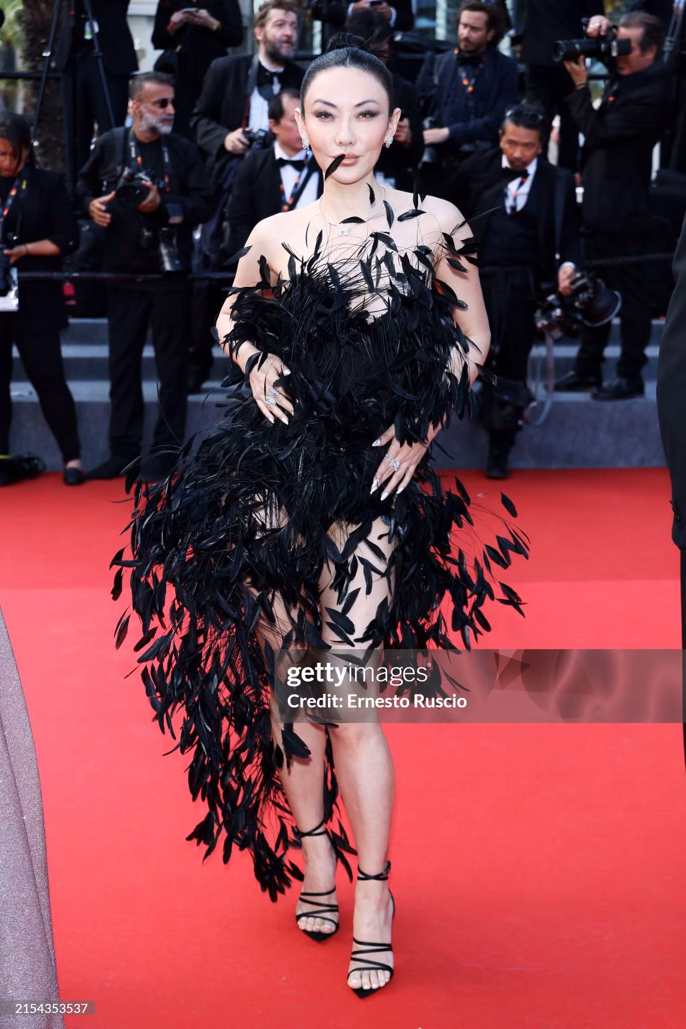 Jessica Wang duy trì phong độ cho tới tận những ngày cuối cùng của LHP Cannes 2024. Fashionista gốc Á diện mẫu đầm cúp ngực lông vũ màu đen trên thảm đỏ ngày 10 của sự kiện.