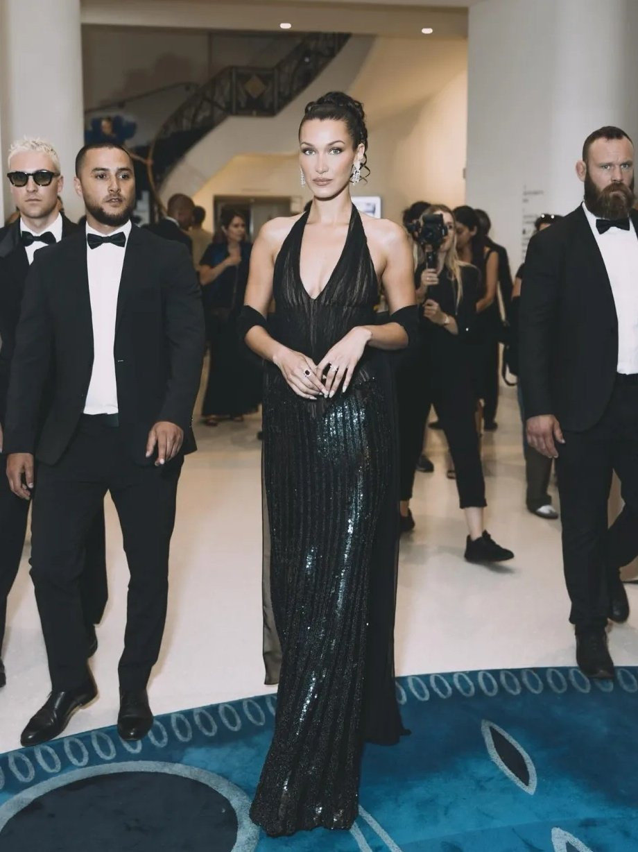 Thiết kế có tuổi đời hơn 2 thập kỷ kết hợp cùng khăn choàng mảnh tăng lên vẻ thời thượng, yêu kiều của nữ siêu mẫu 27 tuổi.