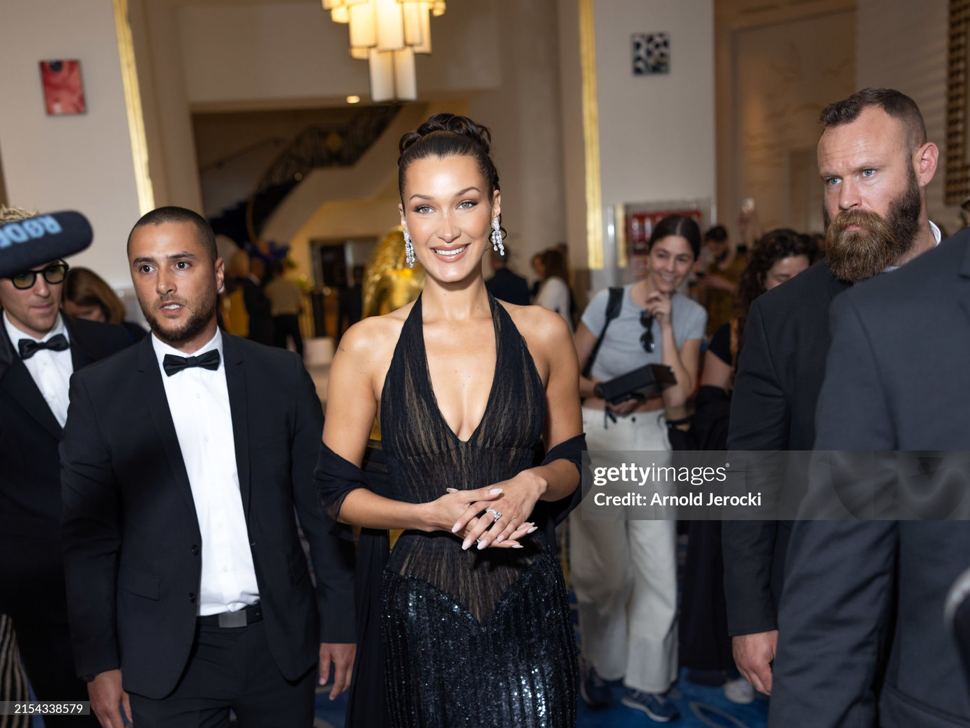 Thiết kế có tuổi đời hơn 2 thập kỷ kết hợp cùng khăn choàng mảnh tăng lên vẻ thời thượng, yêu kiều của nữ siêu mẫu 27 tuổi.