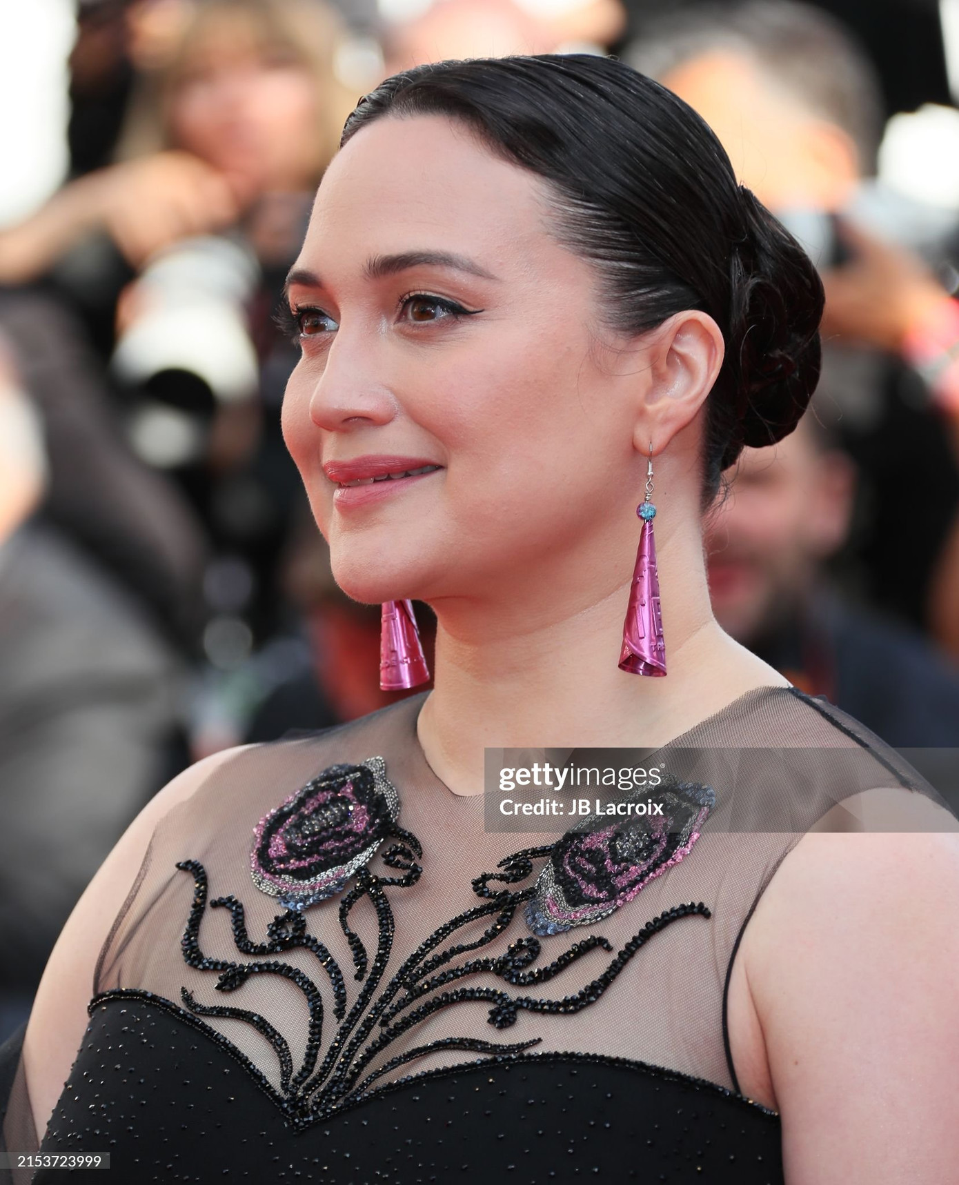 Diễn viên Lily Gladstone diện đầm đen của nhà mốt Armani Privé. Cô dự LHP Cannes năm nay với tư cách là 1 trong 9 thành viên ban giám khảo.