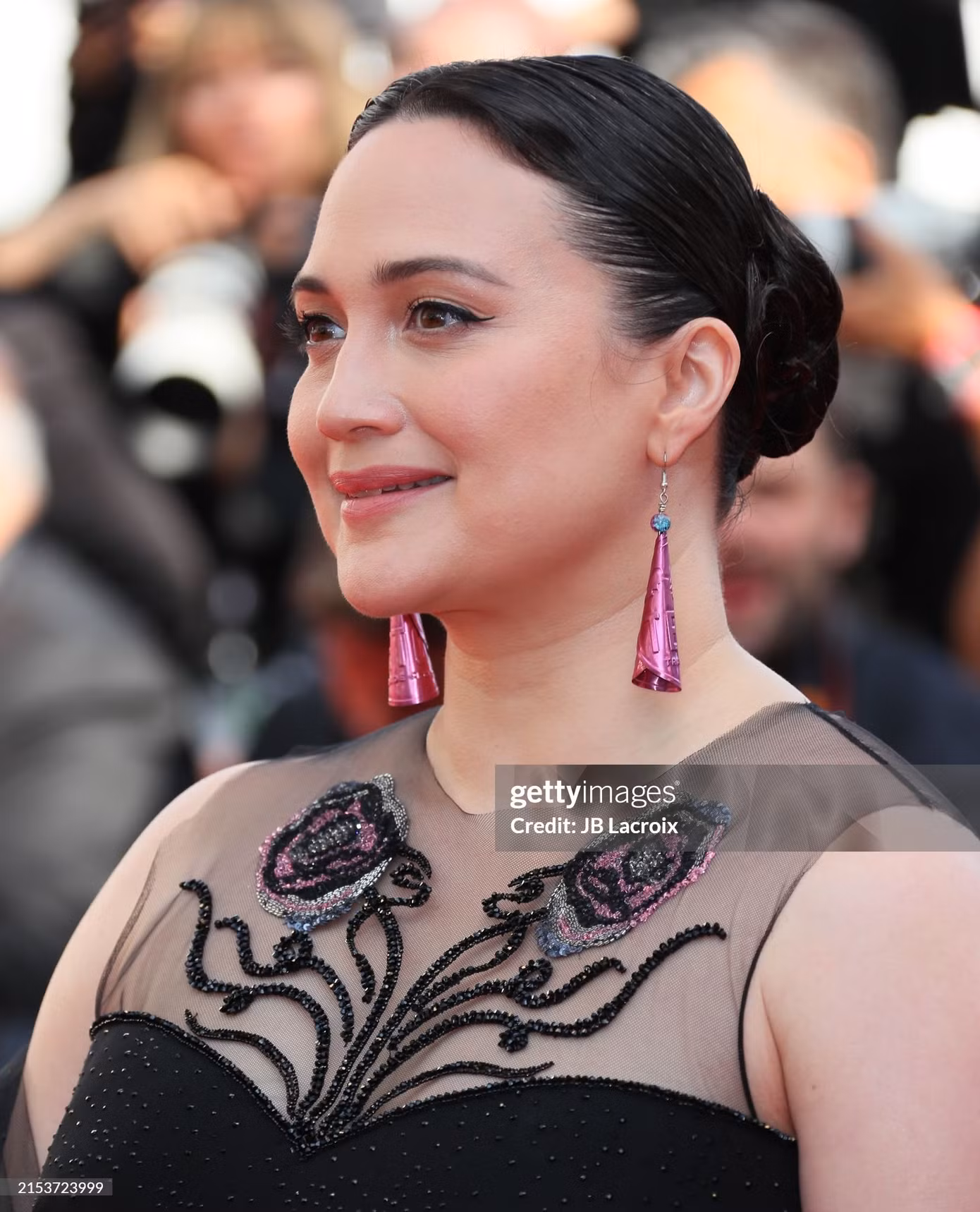 Diễn viên Lily Gladstone diện đầm đen của nhà mốt Armani Privé. Cô dự LHP Cannes năm nay với tư cách là 1 trong 9 thành viên ban giám khảo.