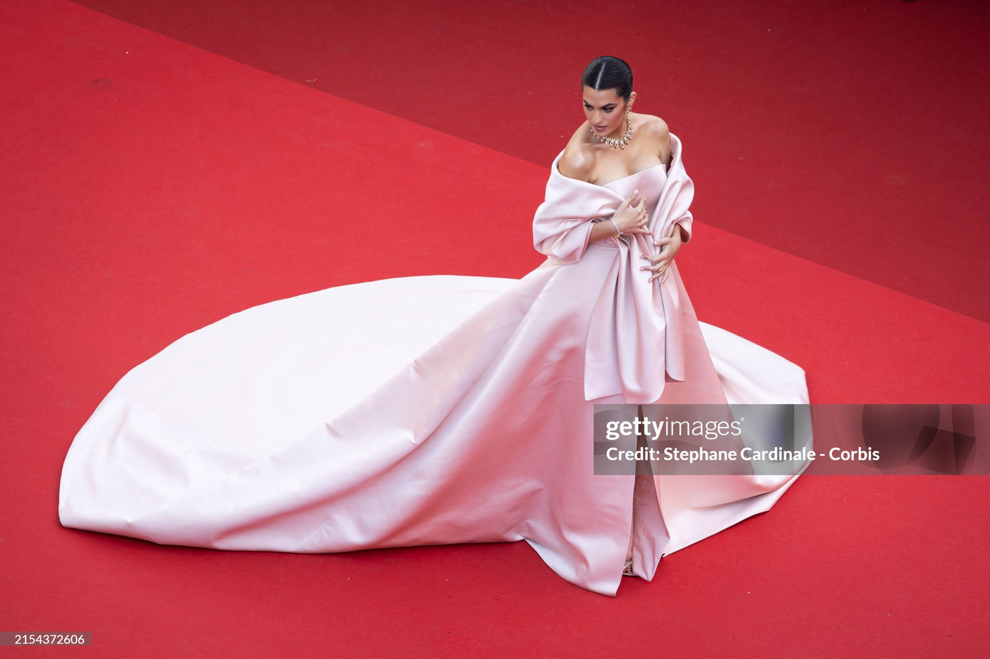 Người mẫu, hotgirl Instagram Marta Lozano gây ấn tượng với bộ váy cúp ngực, đi liền cùng khăn choàng to bản màu hồng nhạt.