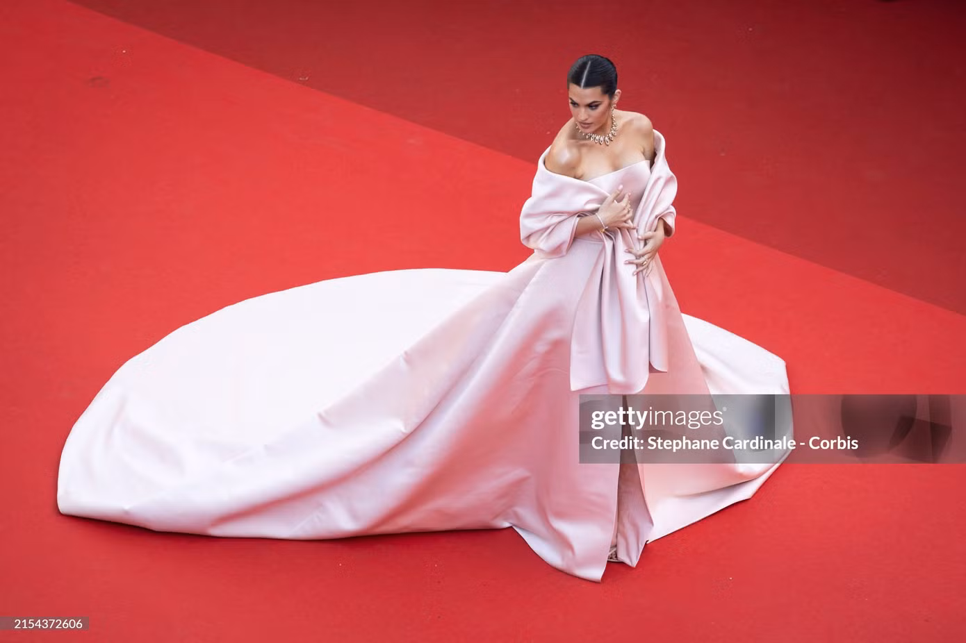Người mẫu, hotgirl Instagram Marta Lozano gây ấn tượng với bộ váy cúp ngực, đi liền cùng khăn choàng to bản màu hồng nhạt.