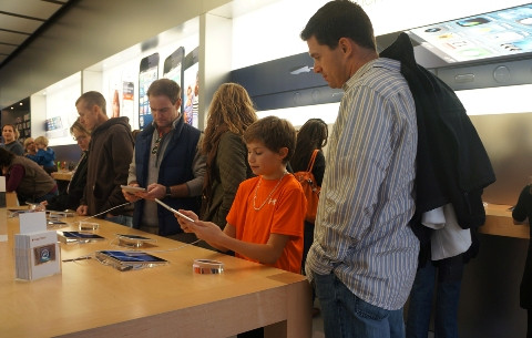 Cậu bé này say mê ngắm chiếc iPad Mini nhưng chưa có hàng để mua. Cậu bé này say mê ngắm chiếc iPad Mini nhưng chưa có hàng để mua