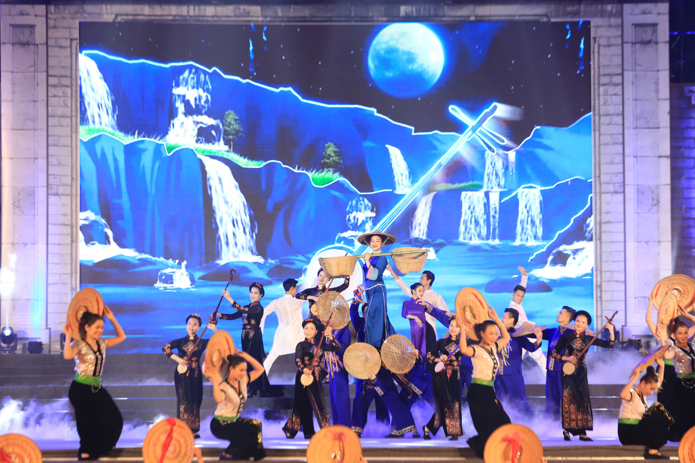 Chương trình nghệ thuật được đầu tư xây dựng công phu, quy mô hoành tráng theo hình thức nghệ thuật tổng hợp, trong đó các hình thức di sản văn hóa của Việt Nam làm ngôn ngữ chủ đạo. Ảnh: Minh An Chương trình nghệ thuật được đầu tư xây dựng công phu, quy mô hoành tráng theo hình thức nghệ thuật tổng hợp, trong đó các hình thức di sản văn hóa của Việt Nam làm ngôn ngữ chủ đạo. Ảnh: Minh An