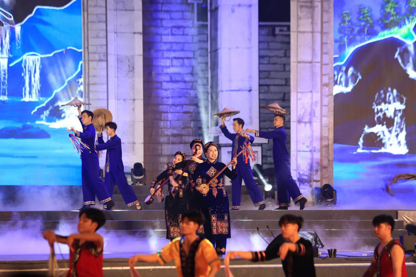 Các di sản văn hóa nổi tiếng của Việt Nam như hát Then, hát ca trù, nghệ thuật xòe Thái, dân ca quan họ Bắc Ninh, dân ca ví, giặm Nghệ Tĩnh, nhã nhạc cung đình Huế... được giới thiệu xuyên suốt, khéo léo trên sân khấu. Ảnh: Minh An Các di sản văn hóa nổi tiếng của Việt Nam như hát Then, hát ca trù, nghệ thuật xòe Thái, dân ca quan họ Bắc Ninh, dân ca ví, giặm Nghệ Tĩnh, nhã nhạc cung đình Huế... được giới thiệu xuyên suốt, khéo léo trên sân khấu. Ảnh: Minh An