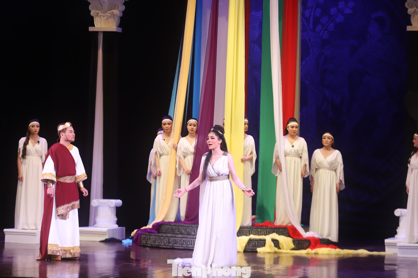 Nữ nghệ sĩ Như Quỳnh đảm nhận vai chính nặng ký trong vở Mê Đê. Nữ nghệ sĩ Như Quỳnh đảm nhận vai chính nặng ký trong vở Mê Đê.