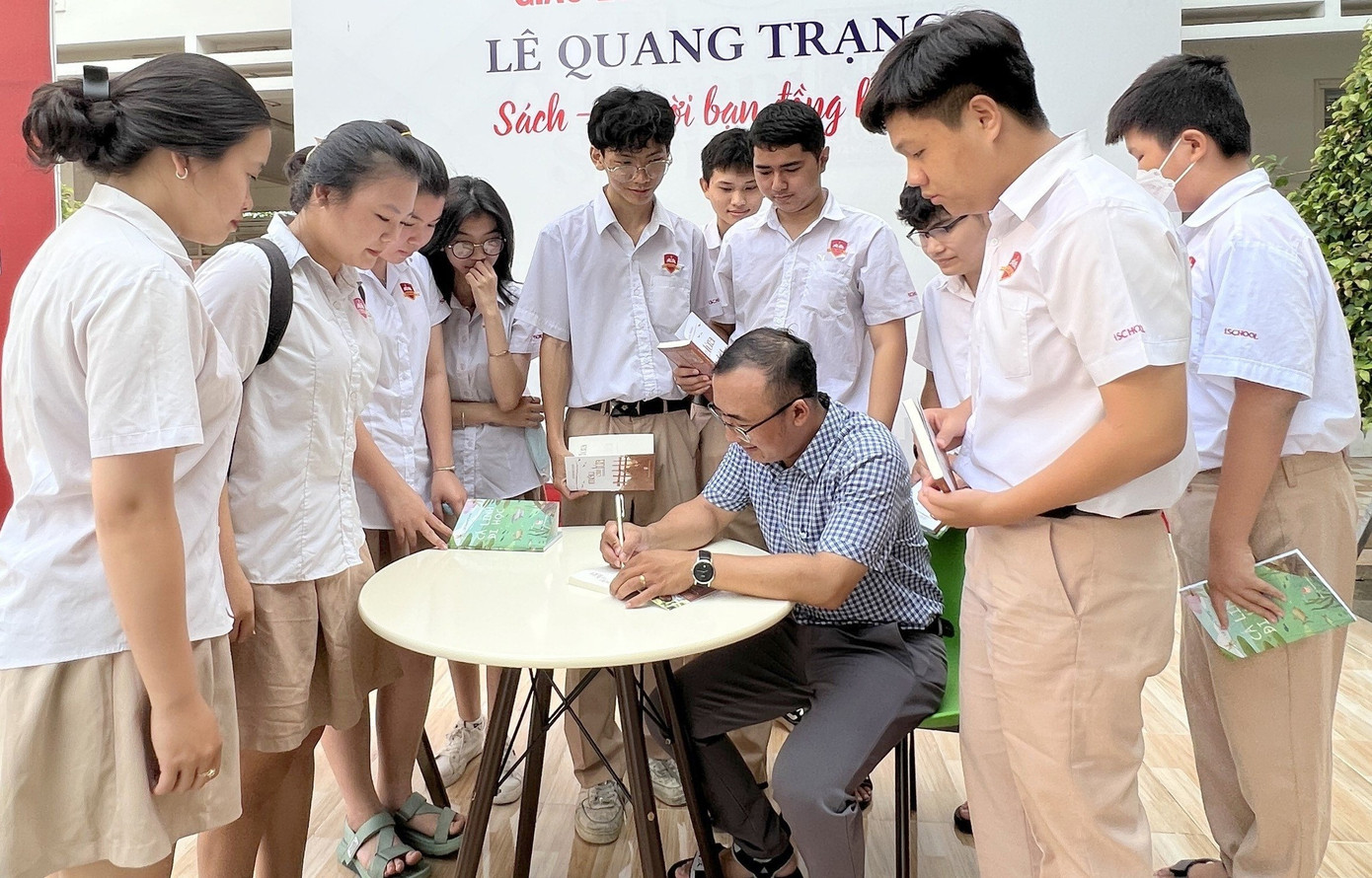 Tác giả Lê Quang Trạng giao lưu, ký tặng sách Cá Linh đi học dịp Ngày Sách và Văn hóa đọc 2023. Tác giả Lê Quang Trạng giao lưu, ký tặng sách Cá Linh đi học dịp Ngày Sách và Văn hóa đọc 2023.