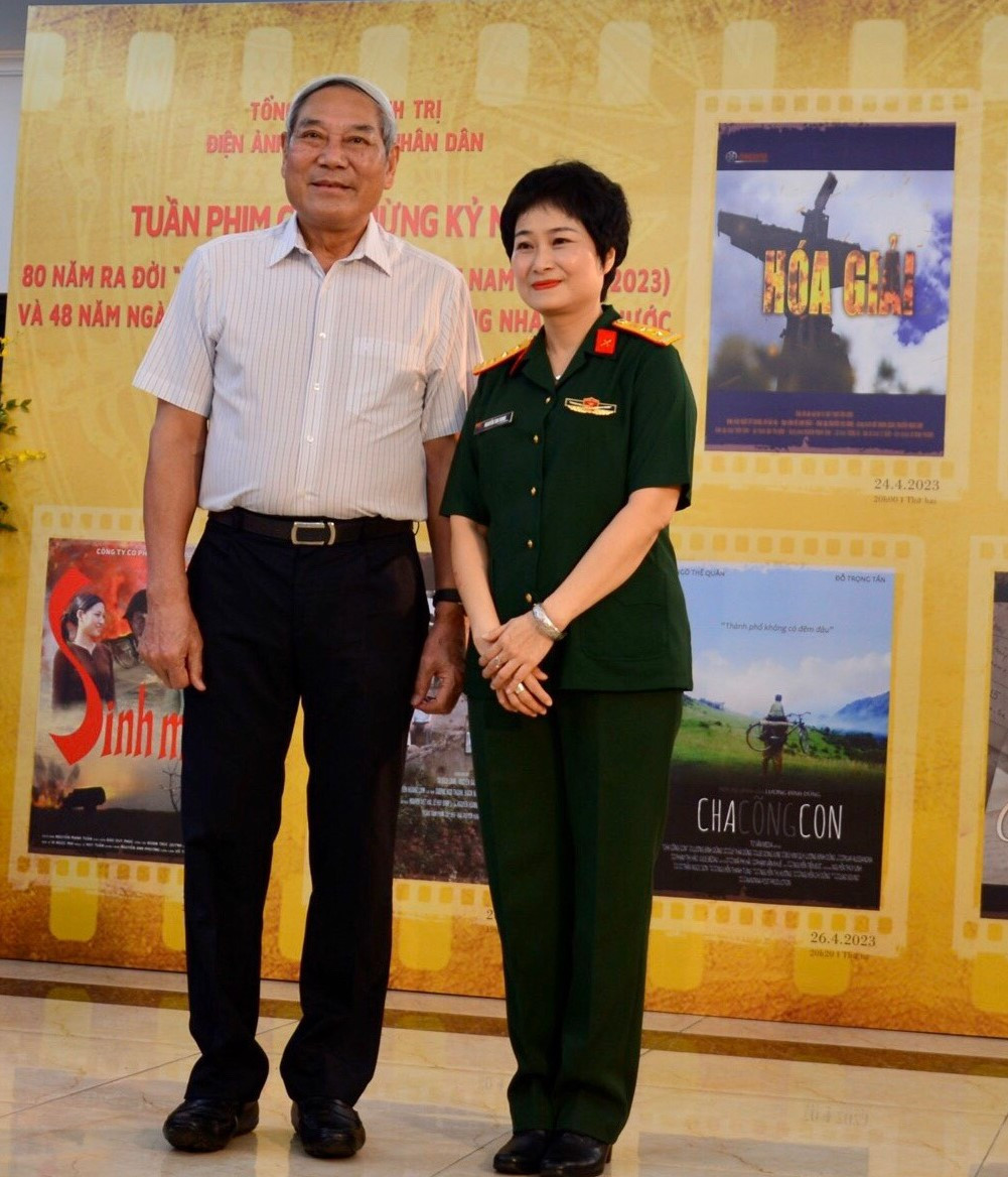 Trung tướng, AHLLVTND Nguyễn Đức Soát (trái), nguyên Phó Tổng tham mưu trưởng QĐNDVN là nhân vật trong phim tài liệu Hóa giải.