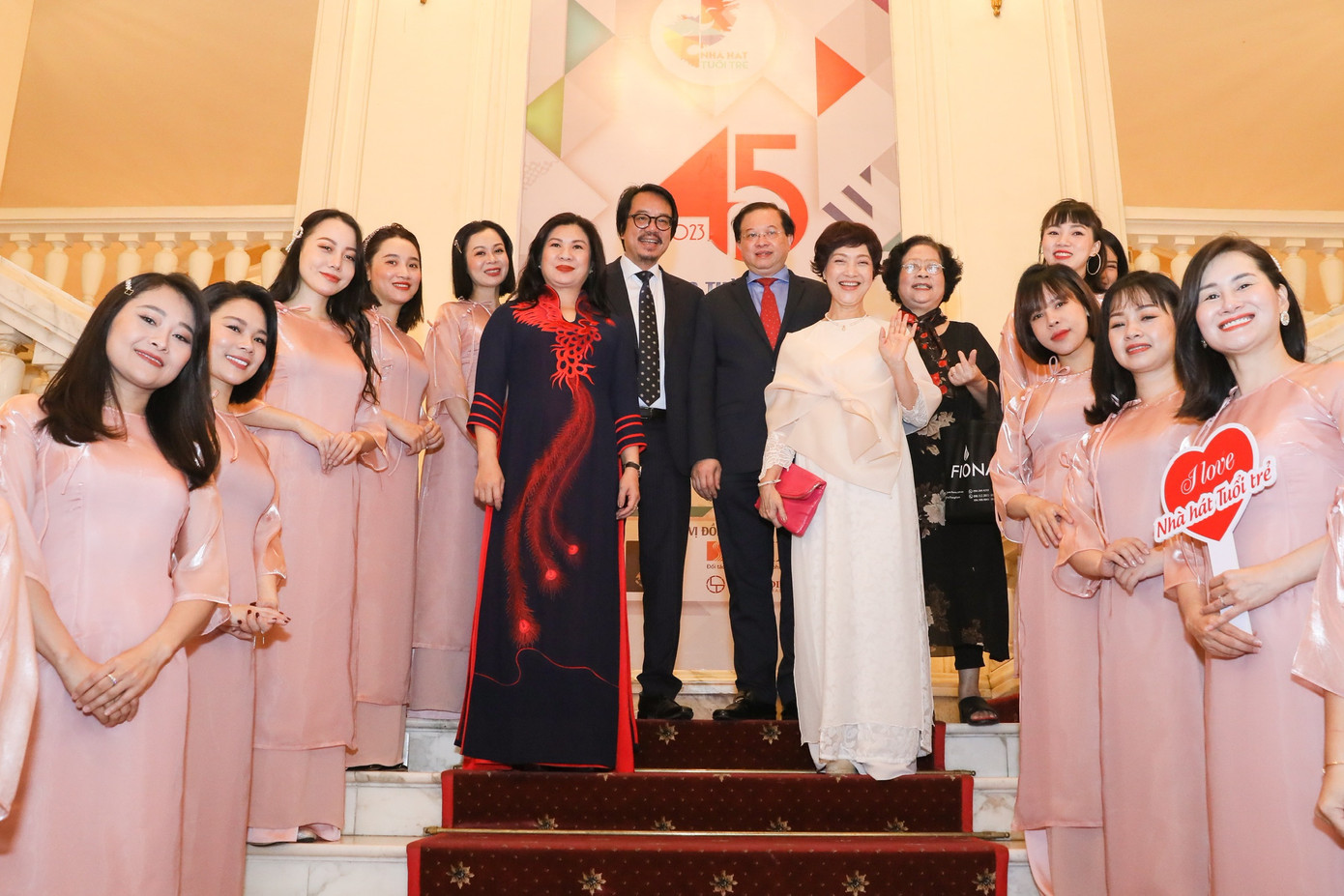 NSND Lê Khanh trở về ngôi nhà gắn bó suốt sự nghiệp sân khấu. Ảnh: Quang Vinh