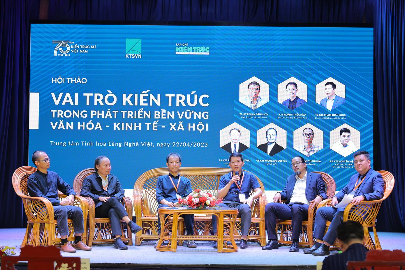 Các chuyên gia trong phiên thảo luận về chia sẻ kinh nghiệm, đề xuất nhằm bảo tồn và phát huy công trình kiến trúc, các giải pháp về kiến trúc trong đời sống.