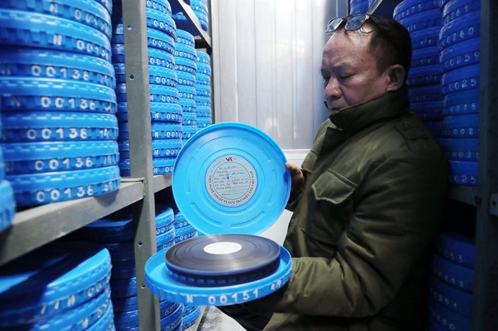 Bản gốc Em bé Hà Nội - một trong những tác phẩm kinh điển do Hãng phim truyện Việt Nam sản xuất, được lưu trữ tại Viện phim Việt Nam. Ảnh: Trần Huấn.