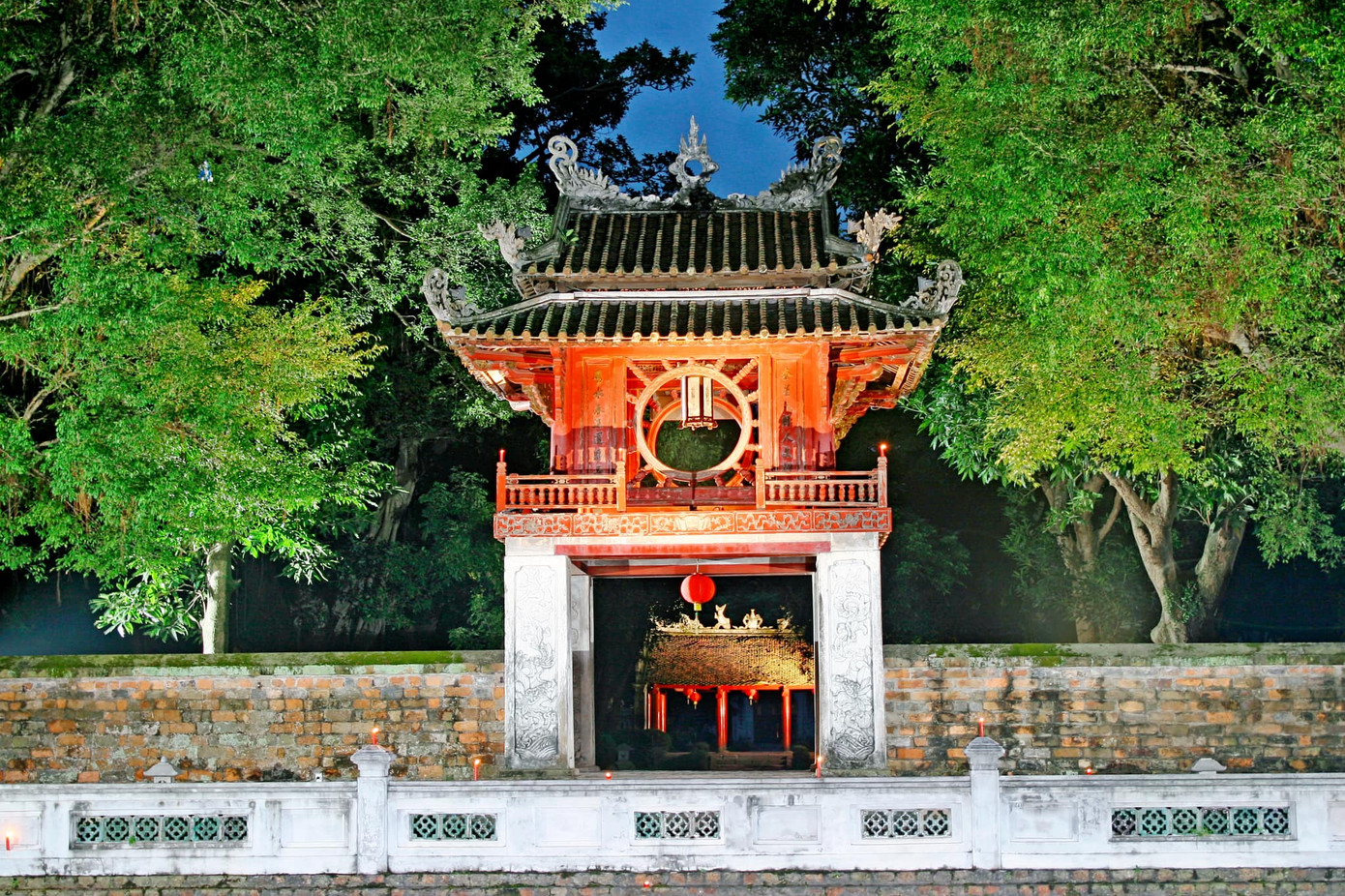 Một số người đặt vấn đề về sự khác lạ của biểu tượng mặt trời ở Khuê Văn Các. Ảnh: VMQTG. Một số người đặt vấn đề về sự khác lạ của biểu tượng mặt trời ở Khuê Văn Các. Ảnh: VMQTG.